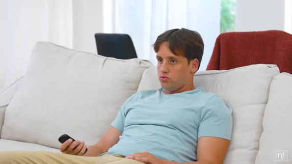 Amor inesperado en la puerta de al lado: el apasionante encuentro de Alex Charger con Lucy Lotus